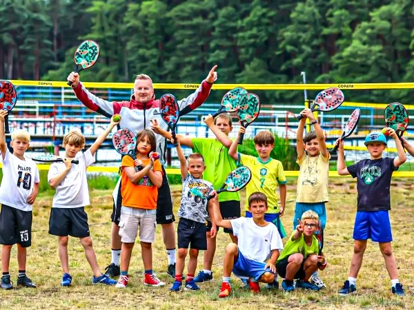 Dzieci grające w BeachTennis - kolonie wrocław