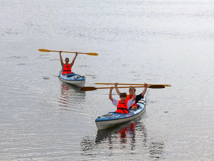 dzieci płyną na kajakach - kolonie sportowe wrocław