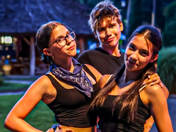 Młodzież podczas imprezy wieczornej - obozy sportowe wrocław