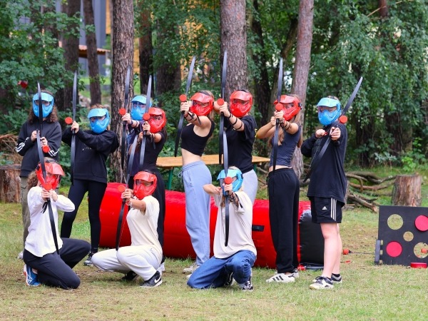 Dzieci strzelają z łuków - kolonie dla dzieci