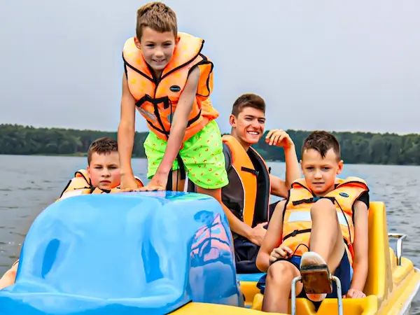 Dzieci płyną na rowerze wodnym - obozy sportowe wrocław