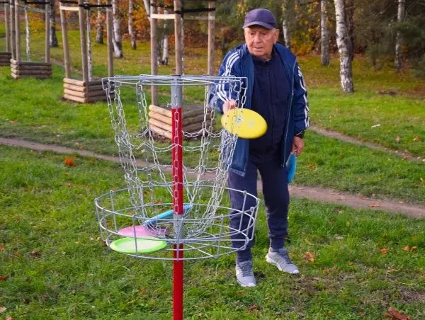 seniorzy grają w DiscGolfa - obozy wrocław