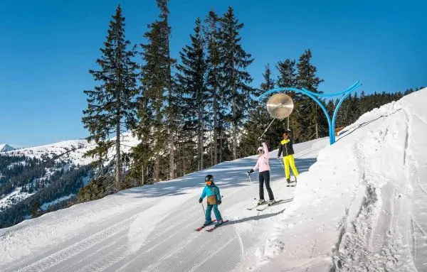 Dzieci na nartach zjazdowych - obozy dla dzieci wrocław